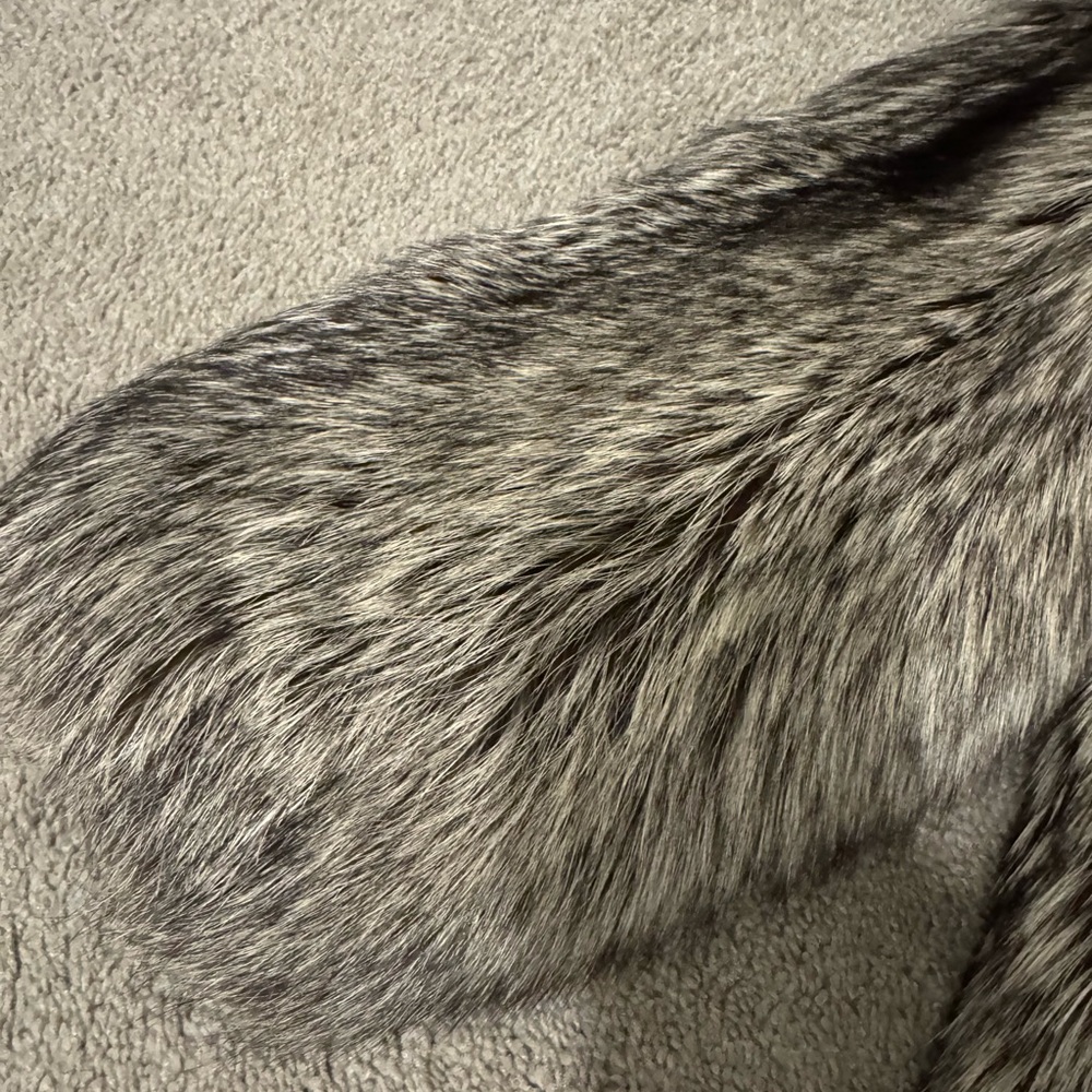Luxurious SAGA Fox Fur Coat - Picture 16 of 17